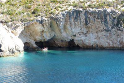 Zerklüftet und mit Meereshöhlen durchzogen - der Südwesten von Zakynthos