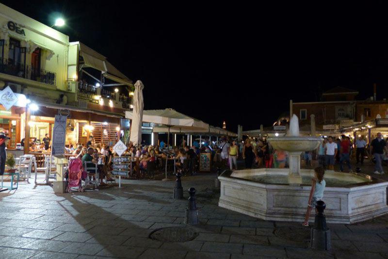 Der Chalidon-Platz in Chania bei Nacht