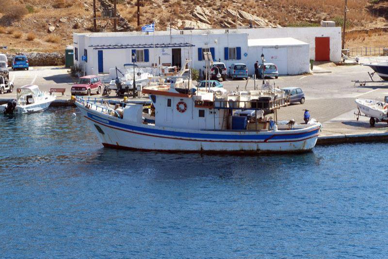 Fischerboot im Hafen von Ios