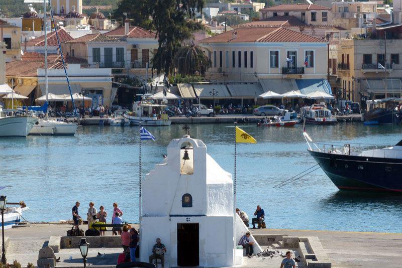Die Kirche des Agios Nikolaos im Hafen von Ägina
