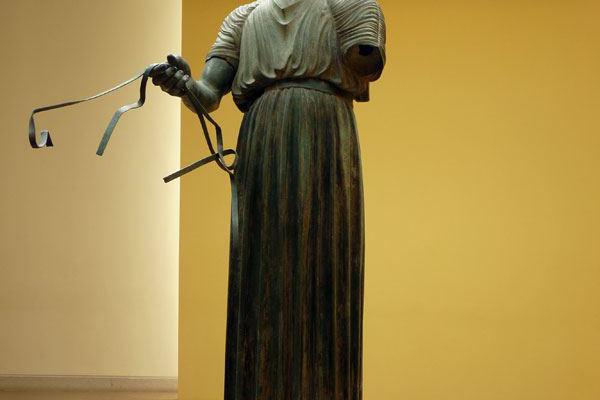 Der berühmte Wagenlenker von Delphi im Museum
