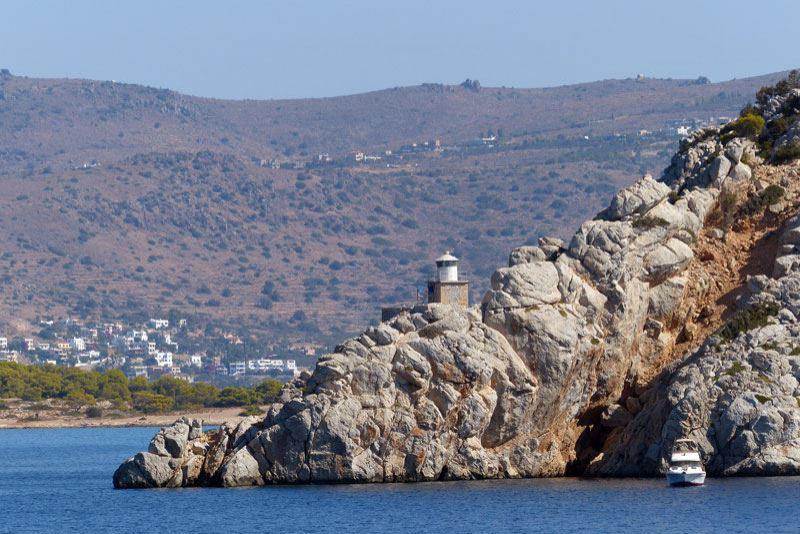 Die Westküste von Ägina mit dem kleinen Leuchtturm