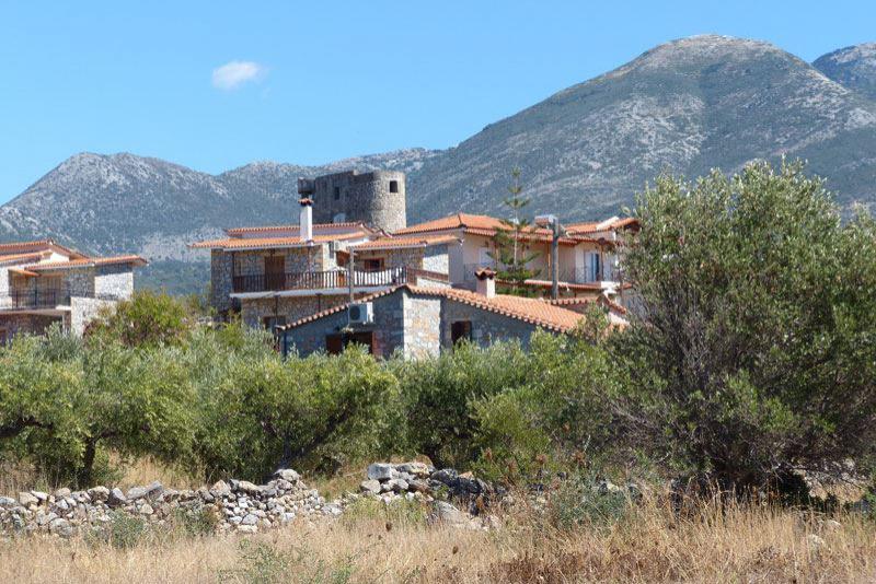 Ferienwohnung in Agios Nikolaos - im Hintergrund traditioneller Wohnturm
