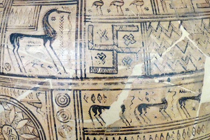 Detailansicht einer Vase mit Hackenkreuz und Kreuz aus mykenischer Zeit im Museum von Argos