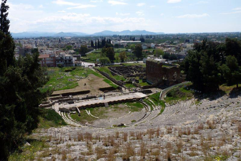 Blick von oberhalb des Theaters auf die Thermen und das Forum in Argos