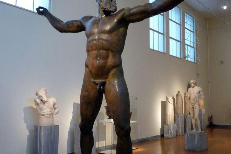 Poseidon oder Zeus? Statur im Nationalmuseum Athen