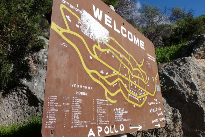 Willkommen in Delphi - Schild mit Handschriftlichen Tipps