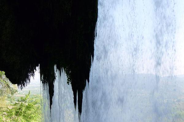 Hinter dem Wasserfall Karanos in Edessa