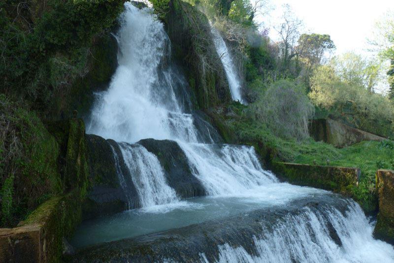 Die Kaskaden im unteren Teil der Wasserfälle von Edessa