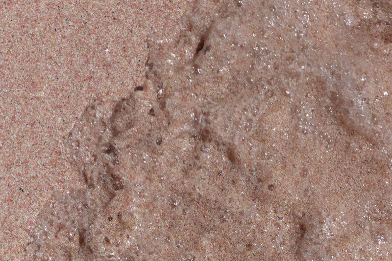 Sandfarben, rosa und schwarz - das sind die Faben des Sandes auf Elafonisi