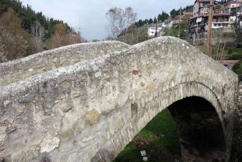 Das Wahrzeichen der Stadt Elassona die osmanische Brücke