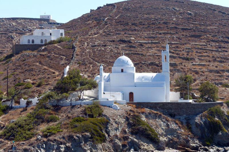 Kirche Agios Nikolaos in der Hafeneinfahrt von Ios