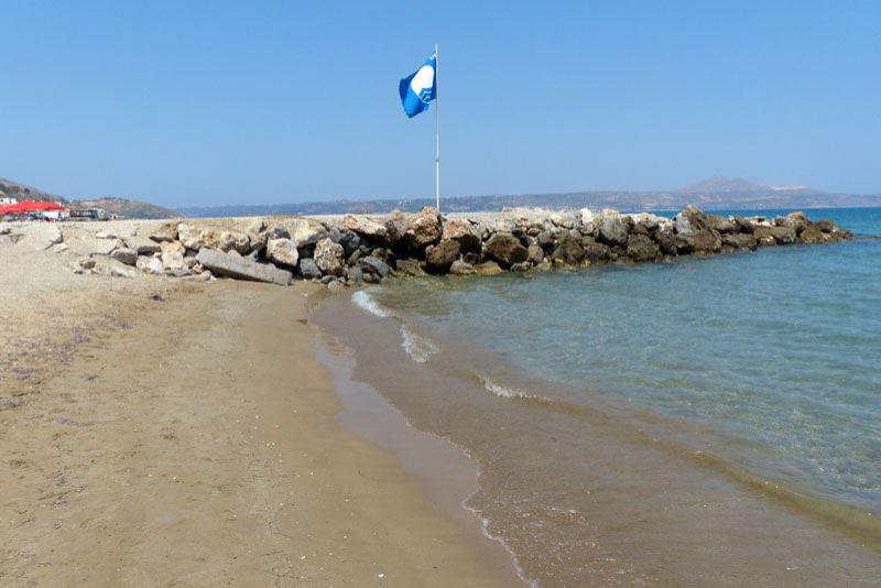 Blaue Flagge am Strand von Kalives