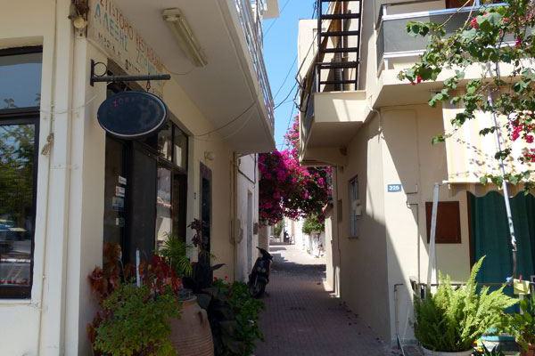 Kleine Gasse im Ortskern von Kalives