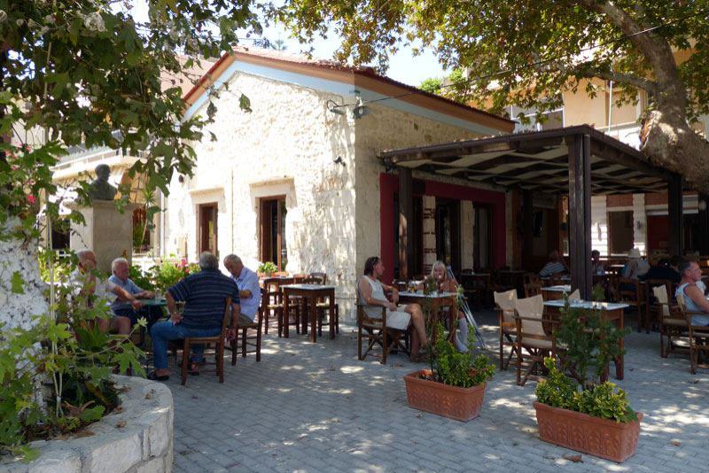Taverne am Dorfplatz von Kalives