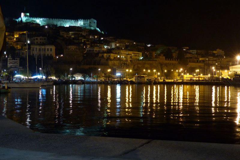 Der Hafen von Kavala bei Nacht