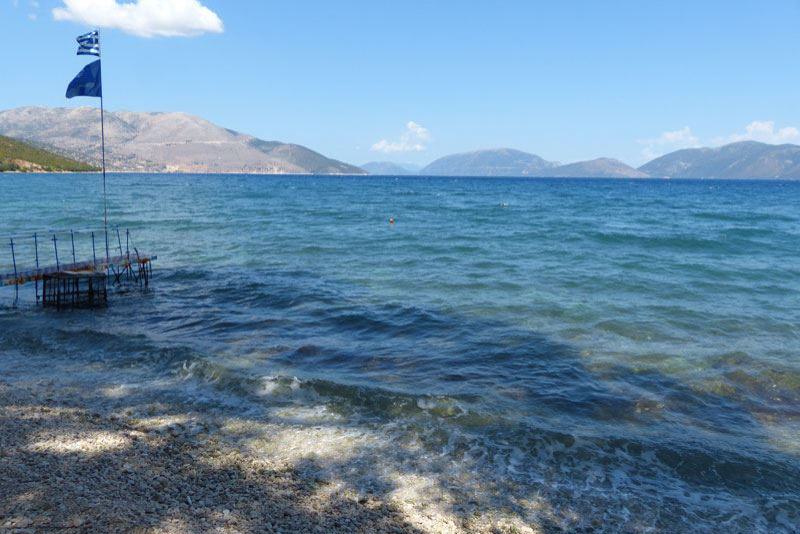 Kiesstrand in Assos auf Kefalonia