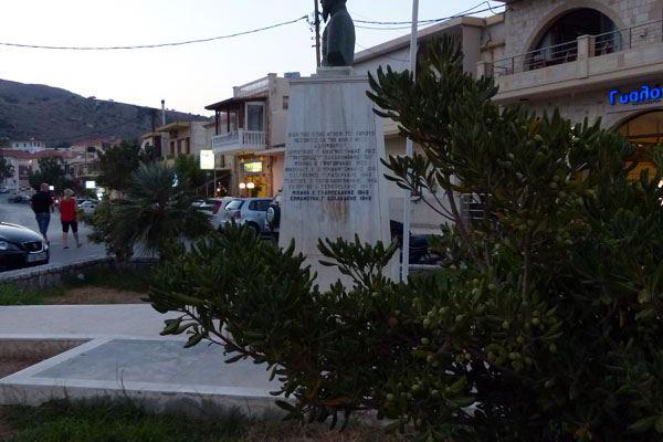 Hauptplatz mit der Hauptstrasse in Kolymvari auf Kreta