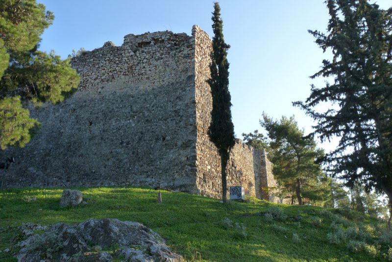 Außenansicht der Burg von Lamia