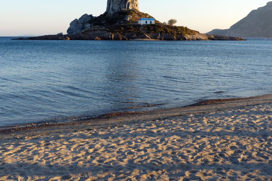 Strand Agios Stefanos mit vorgelagertem Inselchen
