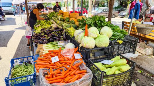 Karotten, Lauch, Weißkohl, Auberginen, Wassermelonen, grüne Bohnen und Zucchini auf einem griechischen Wochenmarkt